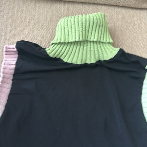 Cute sleeveless top. - Picture 2 of 6